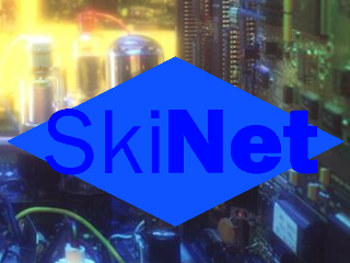Logotipo azul de SkiNet en el interior de una computadora